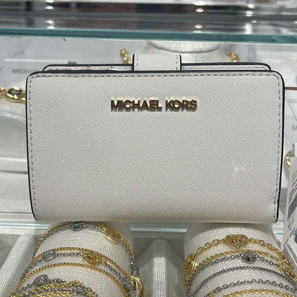 Michael Medium Crossgrain Leather Bifold Wallet
Optic White
NWT - Picture 14 of 16